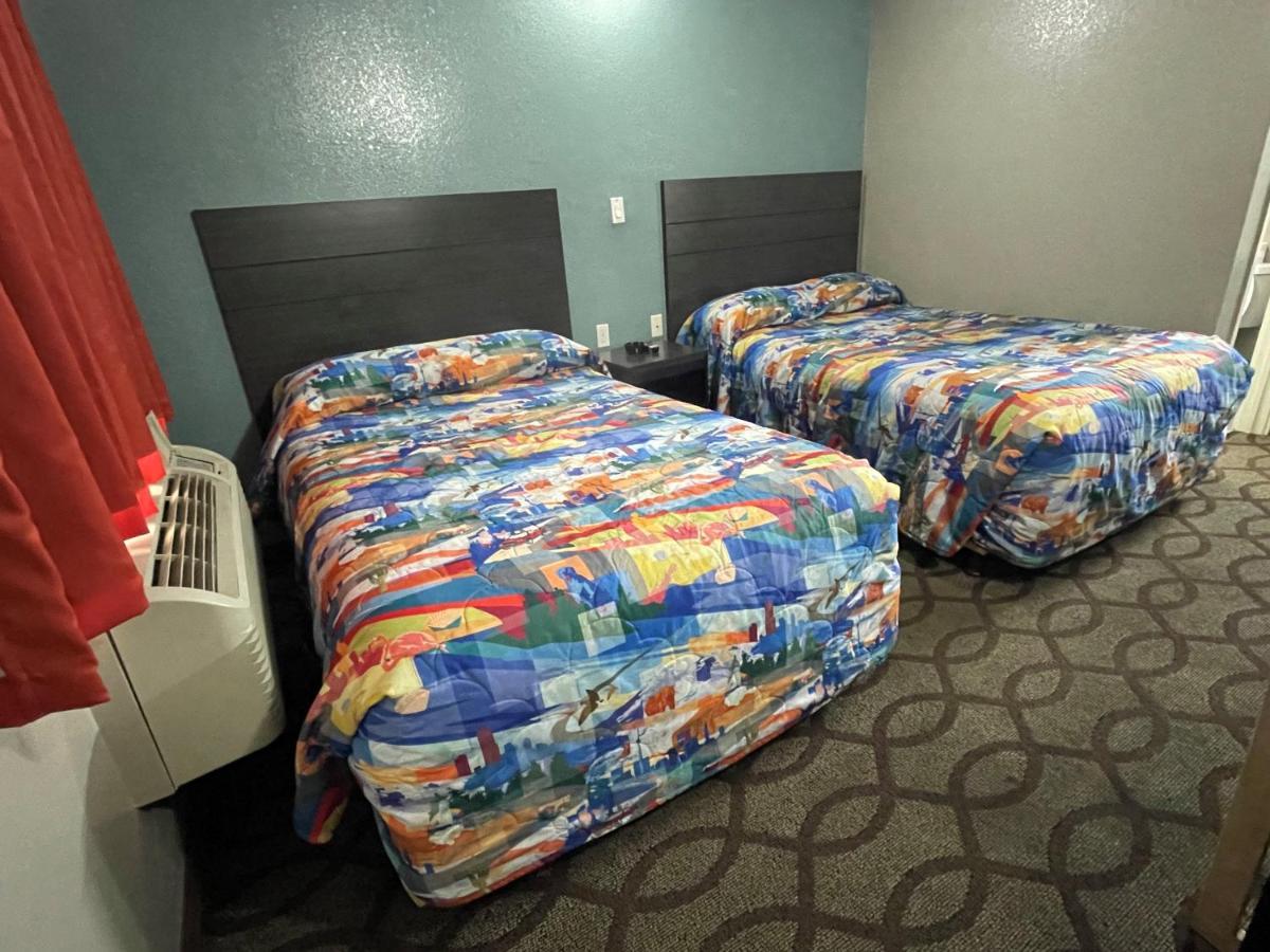 Super 7 Motel *