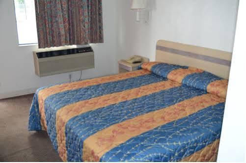 Super 7 Motel